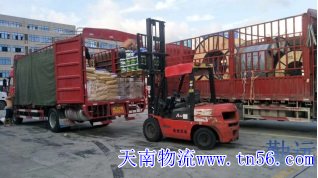 13米回程車(chē)在物流園配貨